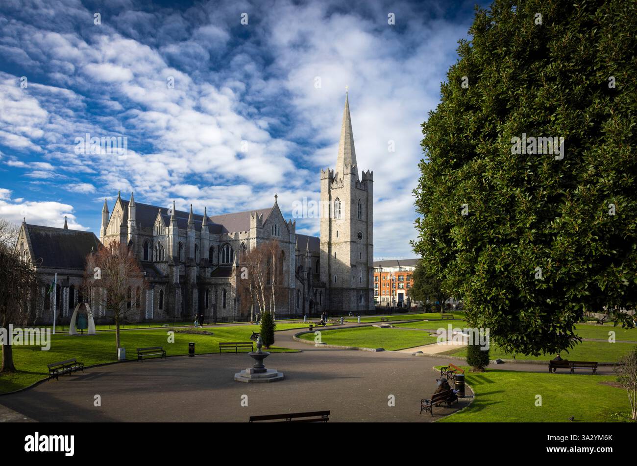 Dublino, Irlanda - 6 marzo 2025 - Cattedrale di Saint Patricks e St Patricks Park Foto Stock
