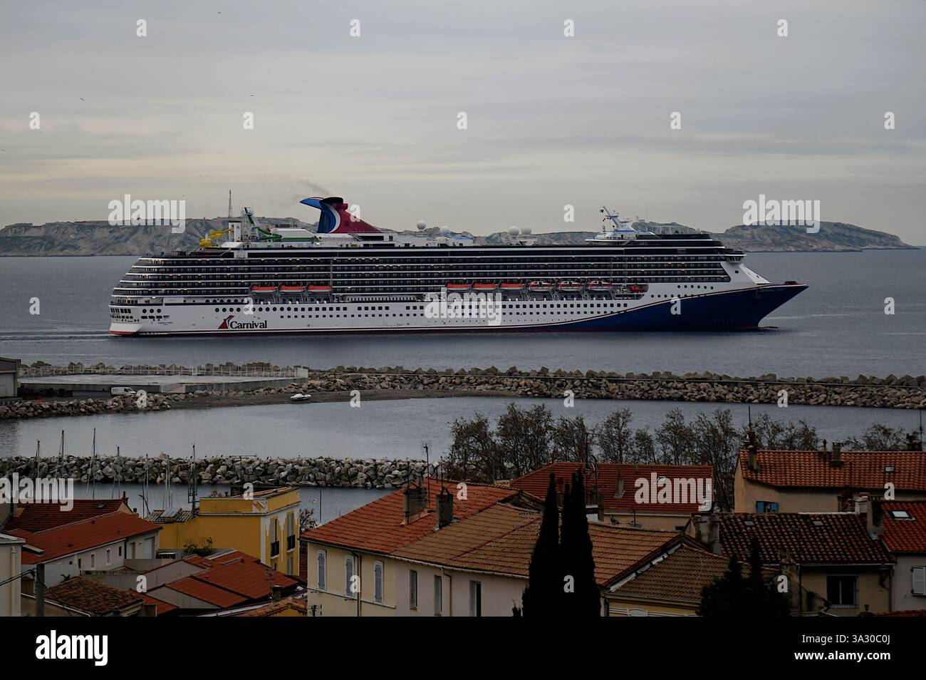 Marsiglia, Francia. 14 marzo 2025. Ammira la nave da crociera Carnival Spirit che parte dal porto francese del Mediterraneo. Credito: SOPA Images Limited/Alamy Live News Foto Stock