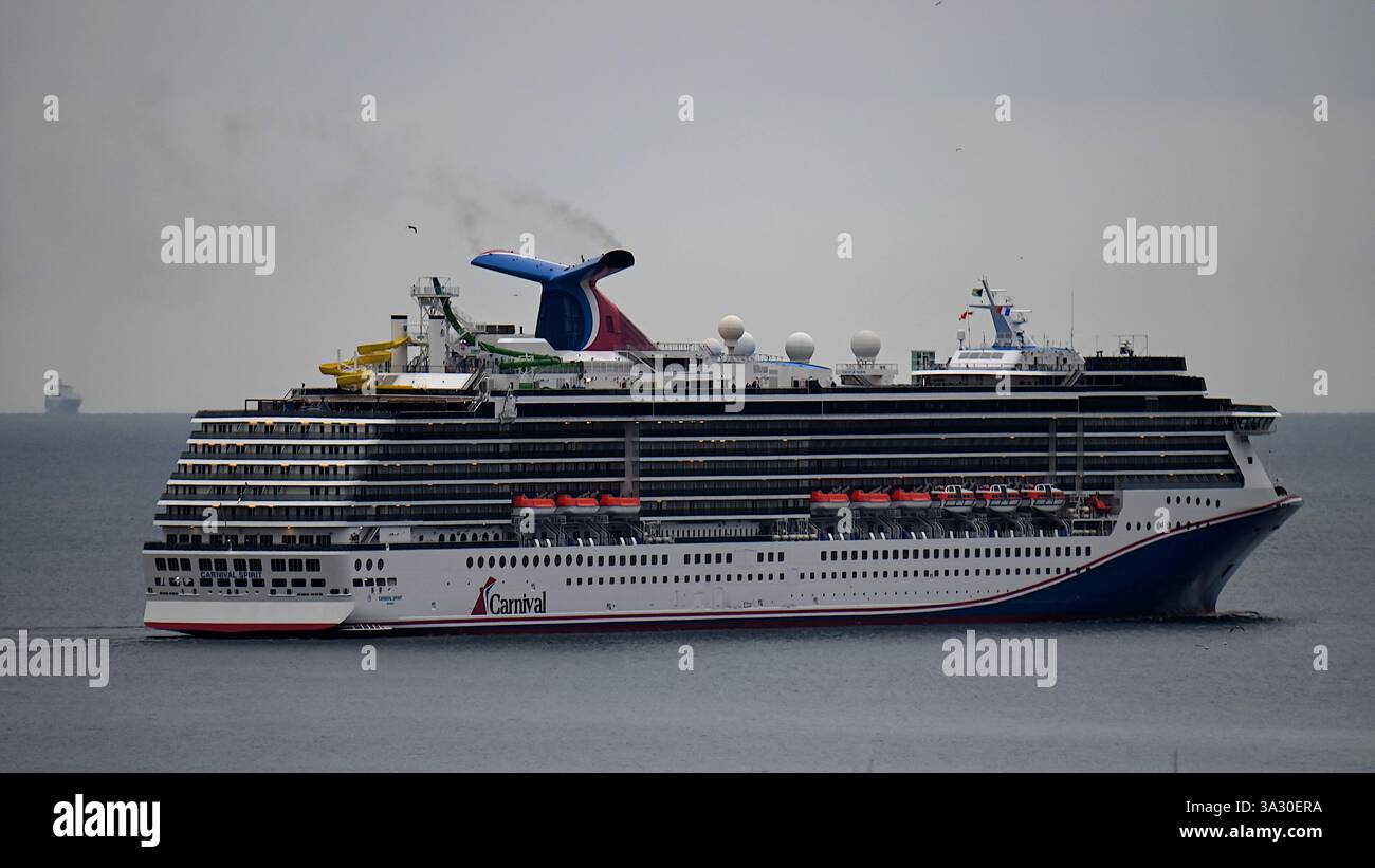 Marsiglia, Francia. 14 marzo 2025. Ammira la nave da crociera Carnival Spirit che parte dal porto francese del Mediterraneo. (Foto di Gerard bottino/SOPA Images/Sipa USA) credito: SIPA USA/Alamy Live News Foto Stock