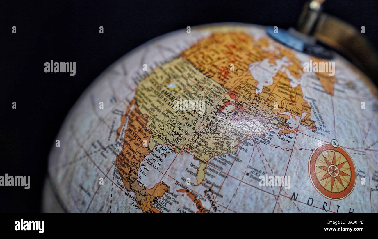 Modello Table World Globe in blu e marrone isolato su sfondo nero. Foto Stock
