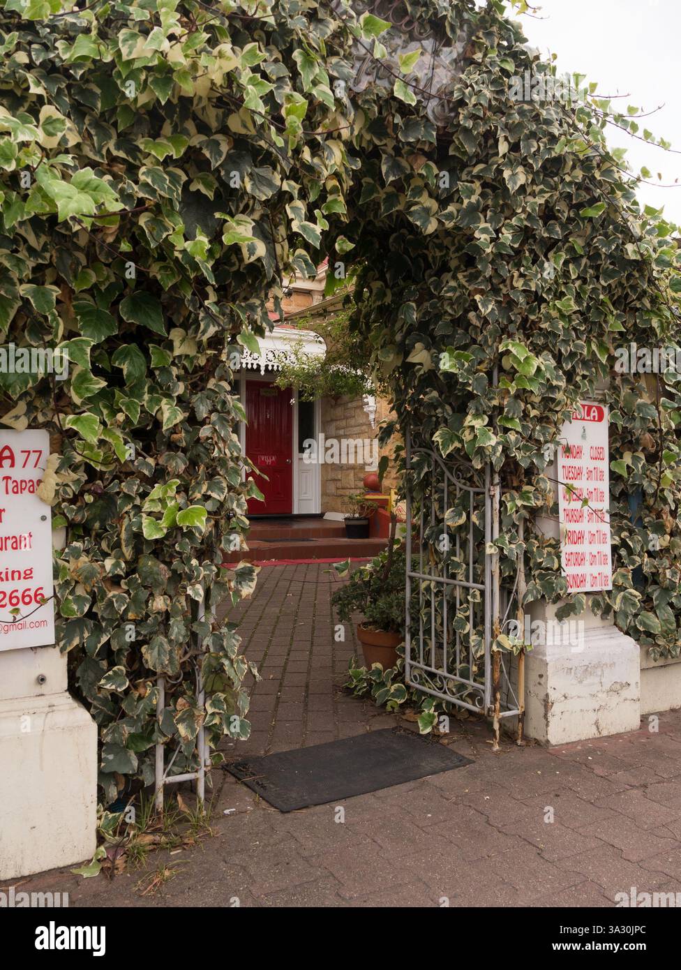 Villa 77 è un bar e ristorante spagnolo situato in Unley Road a Parkside, Australia meridionale, Australia. Foto Stock