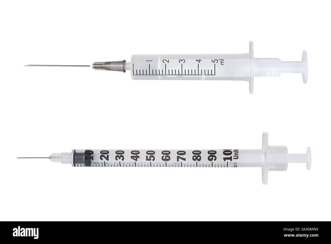 Due siringhe, una progettata per dosaggi di farmaci precisi, pronte per l'uso in un ambiente medico pulito e ben illuminato. Foto Stock