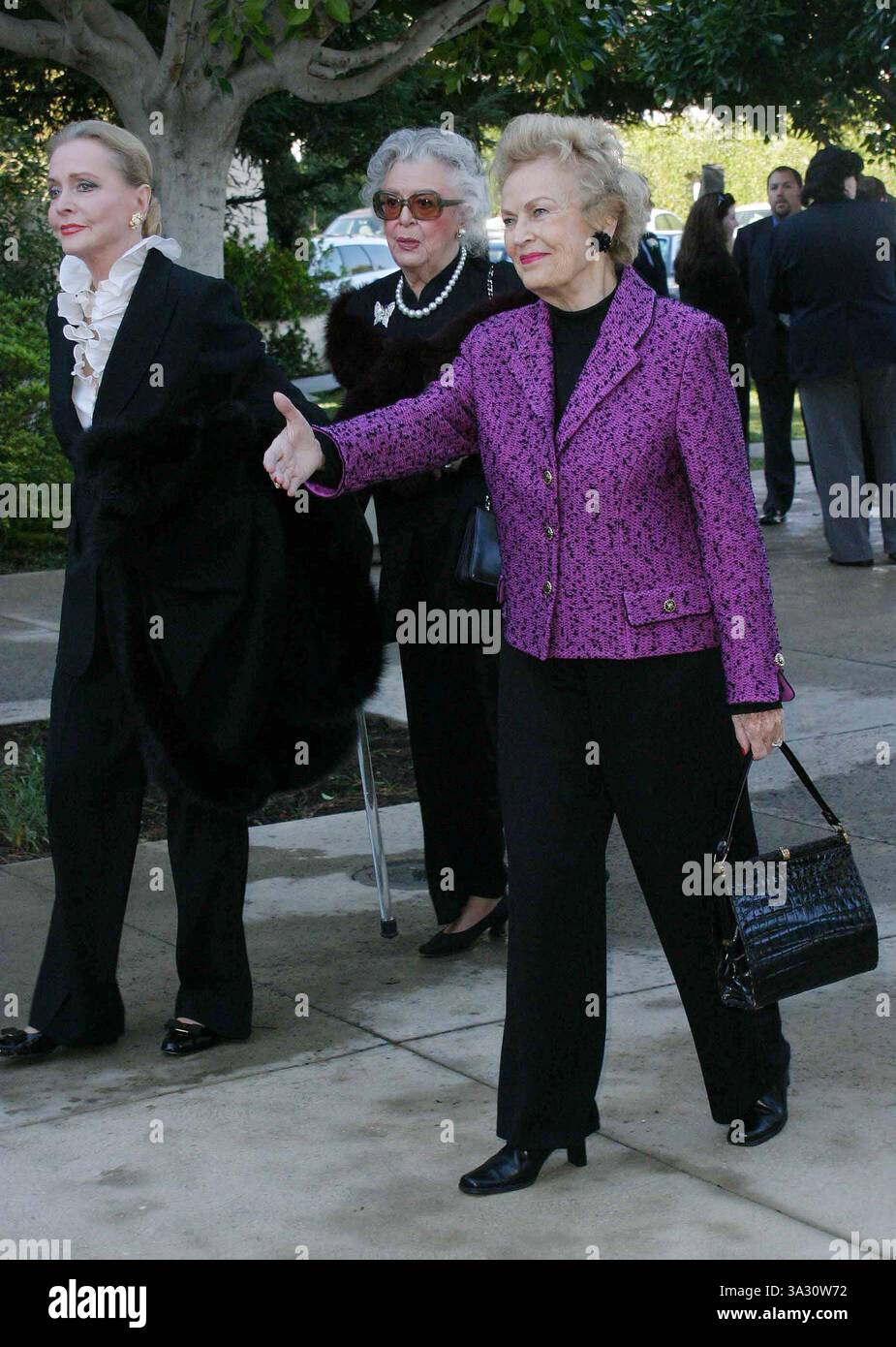 28 GENNAIO 2004 - WOODLAND HILLS, CALIFORNIA, USA - ANNE JEFFREYS, ANN RUTHERFORD, JUNE HAVER -..SERVIZIO FUNEBRE PER ANN MILLER AL ST. CHIESA CATTOLICA DI MEL, WOODLAND HILLS, CA. ANN MILLER È NATA IL 12 APRILE 1923 ED È MORTA IL 22 GENNAIO 2004 -.01/28/2004 -. NINA PROMMER/ 2004.K35119NP(immagine di credito: © Globe Photos/ZUMAPRESS.com) Foto Stock