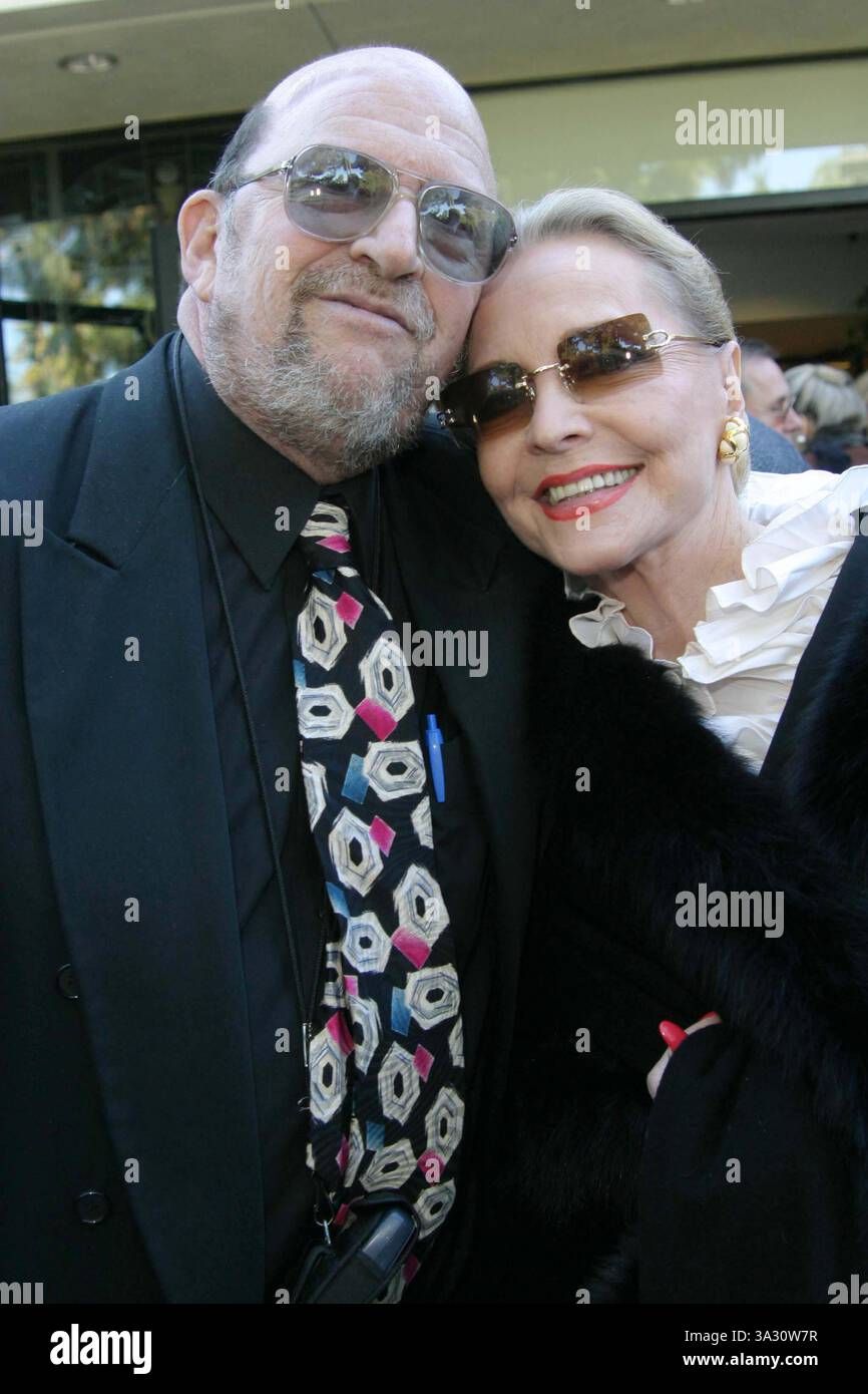 28 GENNAIO 2004 - WOODLAND HILLS, CALIFORNIA, USA - NINA PROMMER ROGER KARNBAD CON ANNE JEFFREYS -..SERVIZIO FUNEBRE PER ANN MILLER AL ST. CHIESA CATTOLICA DI MEL, WOODLAND HILLS, CA. ANN MILLER È NATA IL 12 APRILE 1923 ED È MORTA IL 22 GENNAIO 2004 -.01/28/2004 -. NINA PROMMER/ 2004.K35119NP(immagine di credito: © Globe Photos/ZUMAPRESS.com) Foto Stock