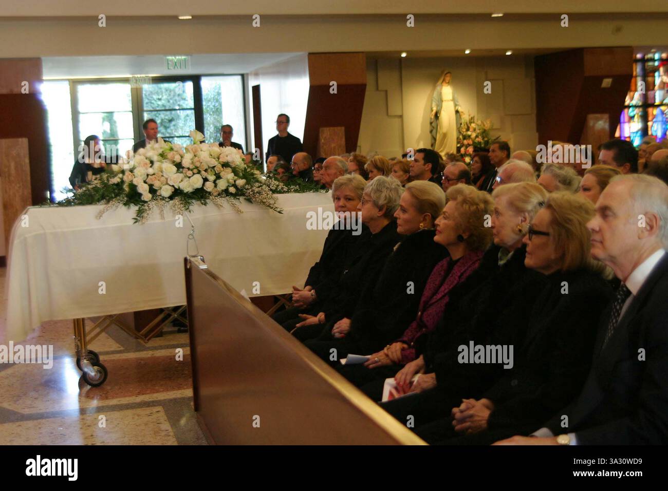 28 GENNAIO 2004 - WOODLAND HILLS, CALIFORNIA, USA - ANNE JEFFREYS, JUNE HAVER -..SERVIZIO FUNEBRE PER ANN MILLER AL ST. CHIESA CATTOLICA DI MEL, WOODLAND HILLS, CA. ANN MILLER È NATA IL 12 APRILE 1923 ED È MORTA IL 22 GENNAIO 2004 -.01/28/2004 -. NINA PROMMER/ 2004.K35119NP(immagine di credito: © Globe Photos/ZUMAPRESS.com) Foto Stock