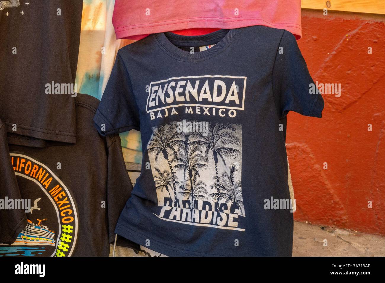 Ensenada Baja Mexico T-Shirt in vendita presso Uno Stall Street Vendor, Ensenada è Una popolare nave da crociera Porto a sud di San Diego Stock Photo Foto Stock