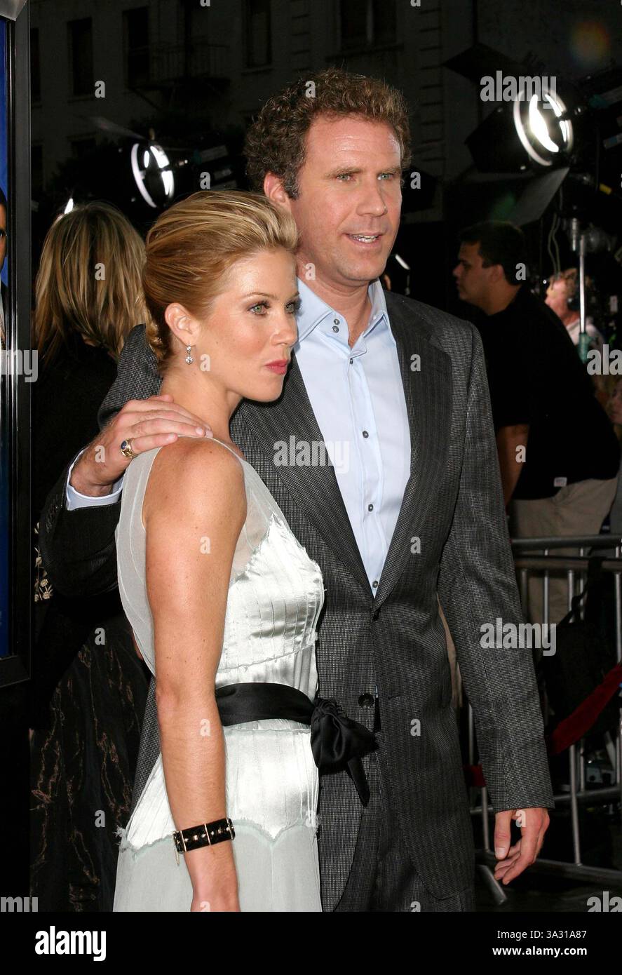 28 GIUGNO 2004 - HOLLYWOOD, CALIFORNIA, USA - CHRISTINA APPLEGATE E WILL FERRELL -..ANCHORMAN - LOS ANGELES PREMIERE -. MANN'S CHINESE THEATER, HOLLYWOOD, CALIFORNIA -.06/28/2004 -. NINA PROMMER/ 2004.K379689NP(immagine di credito: © Globe Photos/ZUMAPRESS.com) Foto Stock