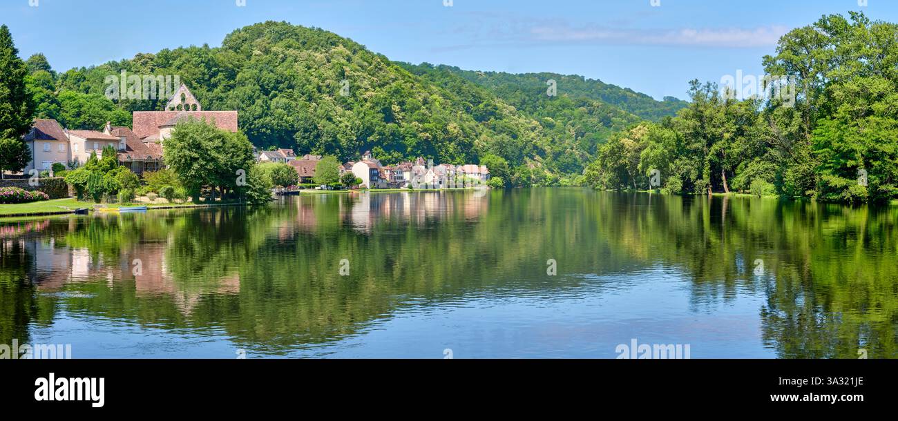 Panorama del villaggio di Beaulieu-sur-Dordogne e del fiume Dordogna nella Corrèze Nouvelle-Aquitaine nel sud della Francia in una giornata di sole d'estate Foto Stock