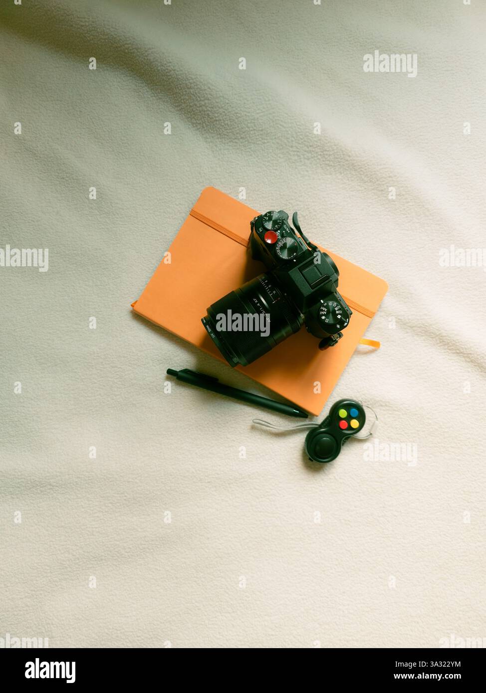 Fotocamera analogica su un notebook arancione. Foto STILL Life per intestazione o banner di un sito Web. Concetto di blog Internet. Foto Stock