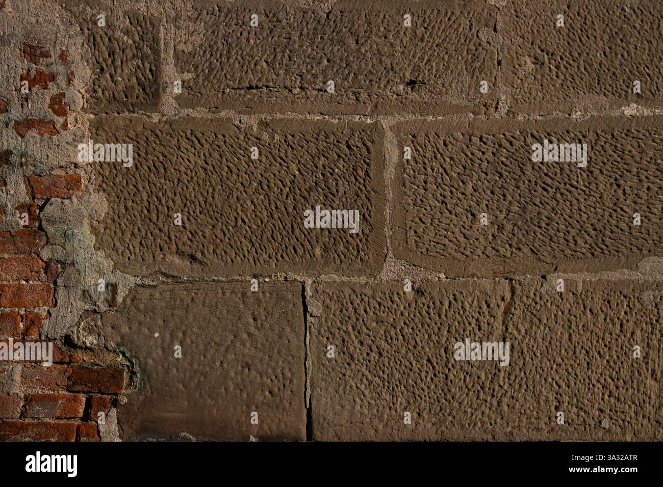 Pareti in mattoni e arenaria con texture distintive, che mostrano un'estetica storica e robusta, ideale per gli sfondi. Foto Stock