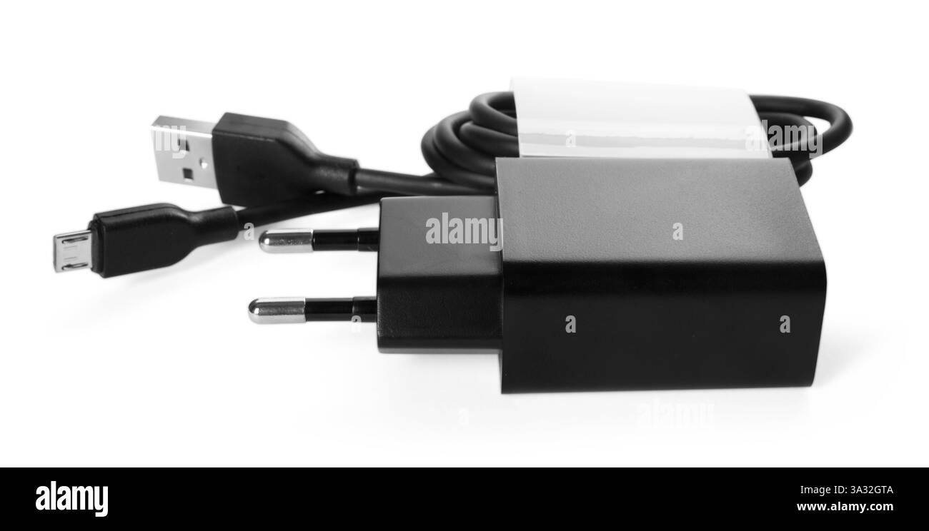 Adattatore di alimentazione USB e cavo di ricarica isolati su bianco Foto Stock