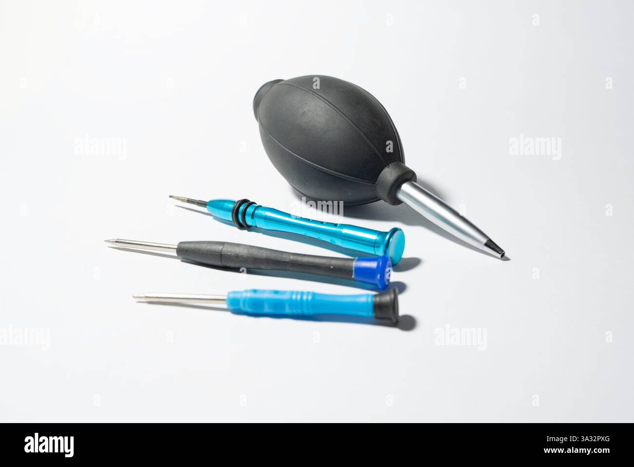 soffiatore manuale e cacciavite per pulire la polvere Foto Stock