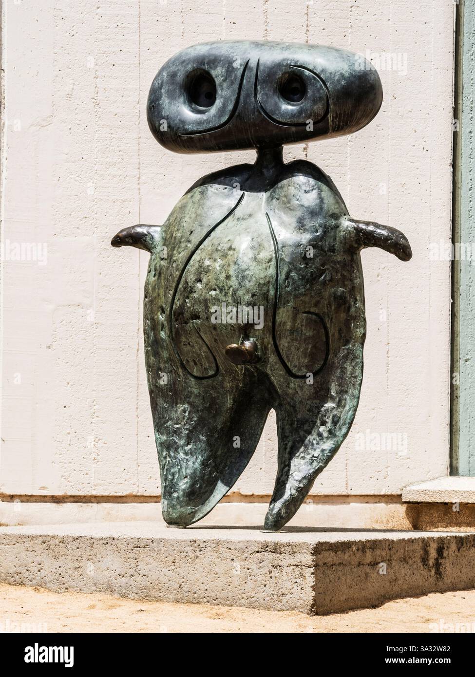 La statua in bronzo conosciuta come "Personnage" (personage) di Joan Miró, all'esterno del Fundació Joan Miró a Barcellona. Foto Stock