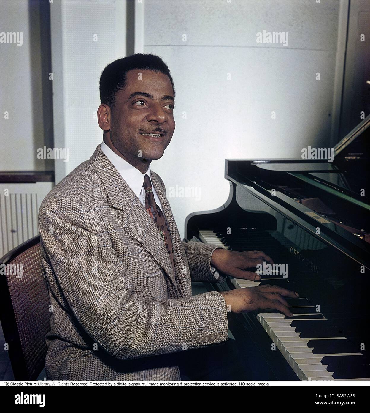 Teddy Wilson. Pianista jazz americano. 24 novembre 1912 - 31 luglio 1986. È stato descritto dal critico Scott Yanow come "il pianista swing definitivo", lo stile piano di Wilson era gentile, elegante e virtuoso. Il suo stile fu fortemente influenzato da Earl Hines e Art Tatum. Il suo lavoro è apparso nei dischi di molti dei più grandi nomi del jazz, tra cui Louis Armstrong, Lena Horne, Benny Goodman, Billie Holiday, e Ella Fitzgerald. Con Goodman, fu uno dei primi musicisti neri ad esibirsi in modo prominente al fianco di musicisti bianchi. Oltre al suo ampio lavoro come sideman, Wilson ha anche guidato Foto Stock