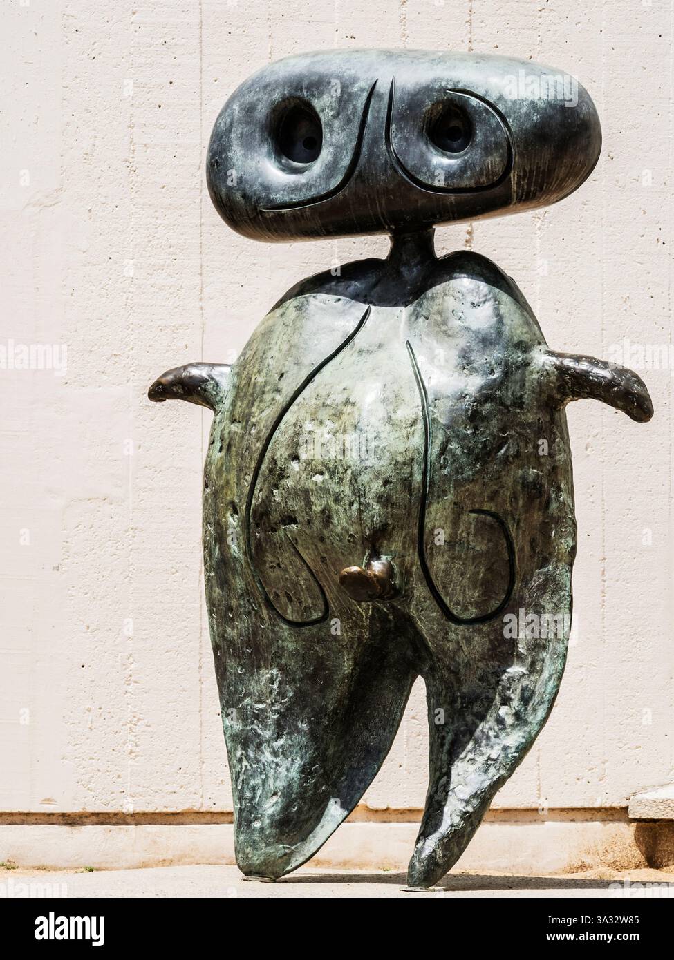 La statua in bronzo conosciuta come "Personnage" (personage) di Joan Miró, all'esterno del Fundació Joan Miró a Barcellona. Foto Stock