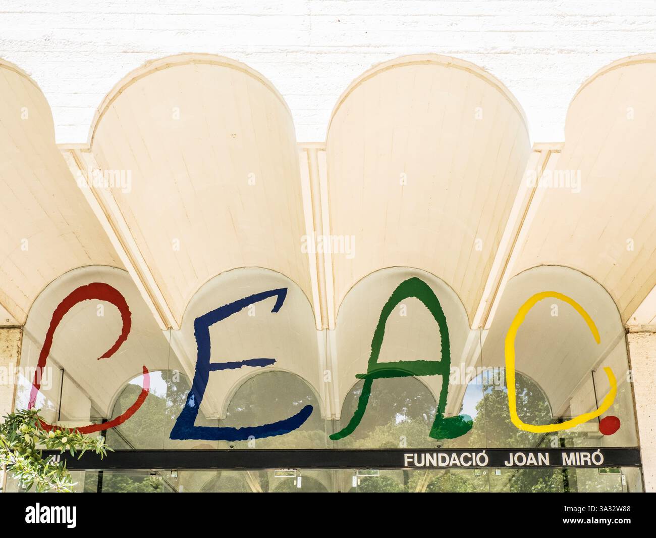 Il Fundació Joan Miró a Barcellona. C.E.A.C è l'acronimo di "Centre d'Estudis d'Art Contemporani" o "Centre for the Study of Contemporary Art Foto Stock