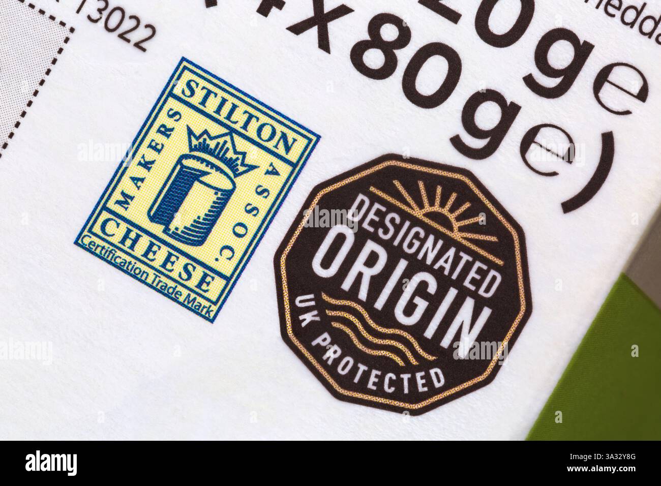 Origine designata simbolo protetto del Regno Unito per il formaggio Stilton sul retro della confezione della selezione di formaggi aromatizzati M&S. Foto Stock