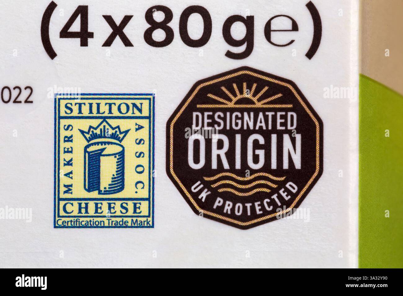 Origine designata simbolo protetto del Regno Unito per il formaggio Stilton sul retro della confezione della selezione di formaggi aromatizzati M&S. Foto Stock