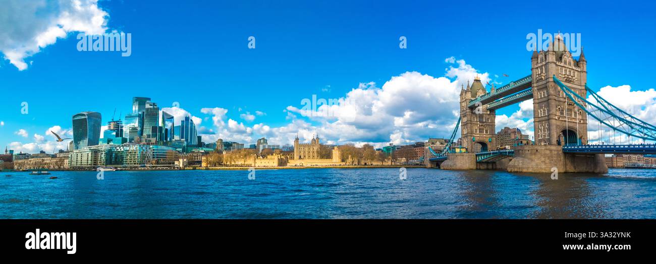 Enorme panorama dello skyline della City di Londra con i suoi moderni grattacieli, la famosa Torre di Londra e l'iconico Tower Bridge in una giornata di sole con... Foto Stock