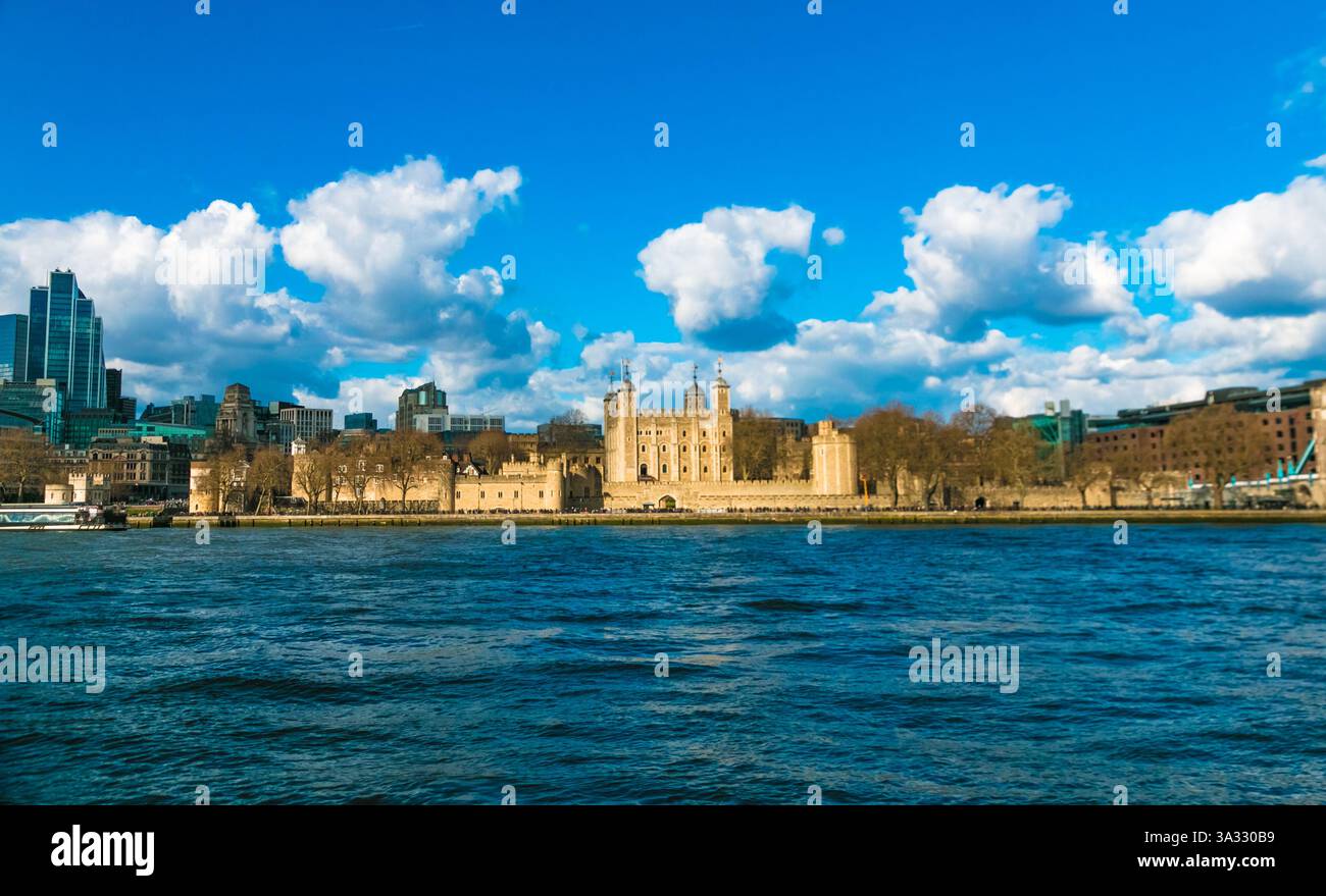 Bella vista panoramica della famosa Torre di Londra attraverso il Tamigi, una delle attrazioni turistiche più popolari d'Inghilterra. Nel 1988 è stato aggiunto a... Foto Stock