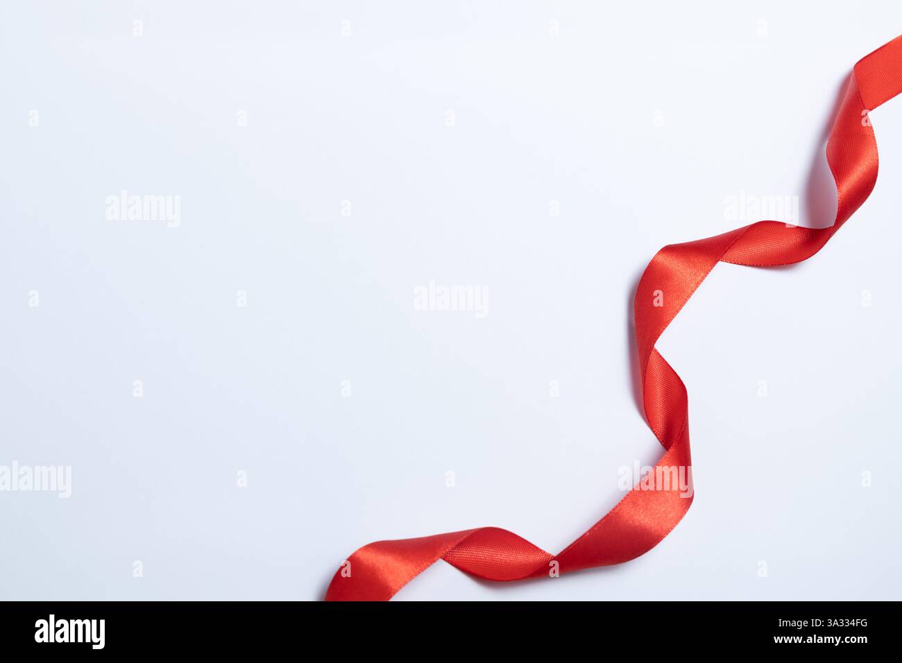 Nastro rosso su sfondo bianco vuoto con spazio per foto o testo Foto Stock