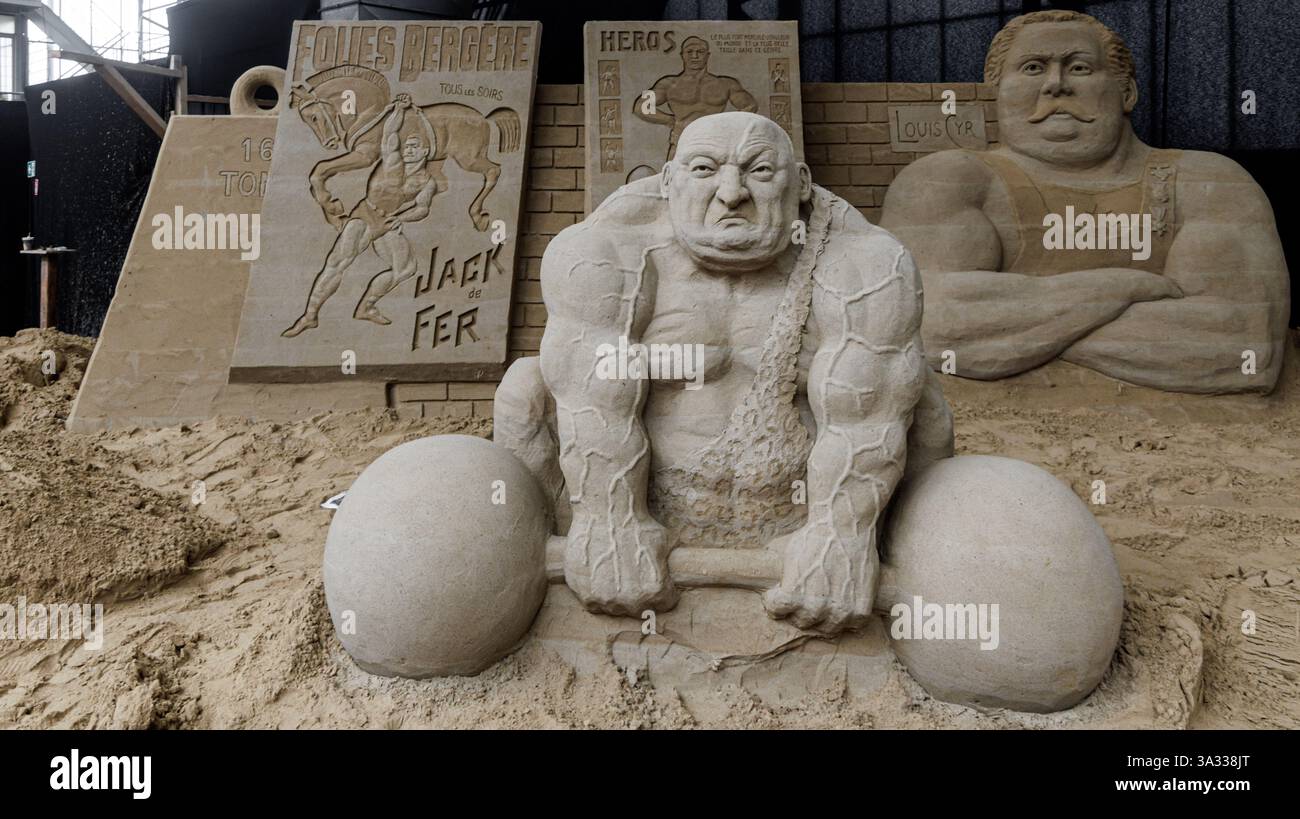 14 marzo 2025, Schleswig-Holstein, Lübeck-Travemünde: Veduta della scultura "Kraftprotz" dell'artista Stachu Nowodworski. Il tema della mostra di scultura di sabbia di quest'anno è "Circo e magia". La mostra è aperta dal 15 marzo al 9 novembre. Foto: Markus Scholz/dpa Foto Stock