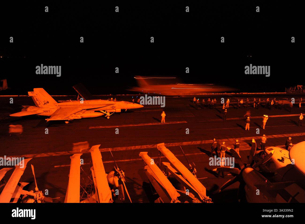 23 settembre 2014 - Golfo Persico - un F/A-18E Super Hornet, attaccato allo Strike Fighter Squadron (VFA) 31, e un F/A-18F Super Hornet, attaccato allo Strike Fighter Squadron (VFA) 213, si preparano a lanciare dal ponte di volo della portaerei USS George H.W. Bush (CVN 77) per condurre missioni d'attacco contro obiettivi ISIL. George H.W. Bush sta sostenendo le operazioni di sicurezza marittima e gli sforzi di cooperazione per la sicurezza del teatro nell'area di responsabilità della 5th Fleet degli Stati Uniti. Gli Stati Uniti e cinque alleati arabi hanno lanciato i primi attacchi contro i militanti dello Stato Islamico (IS) in Siria. (Immagine di credito: © Robert Bur Foto Stock