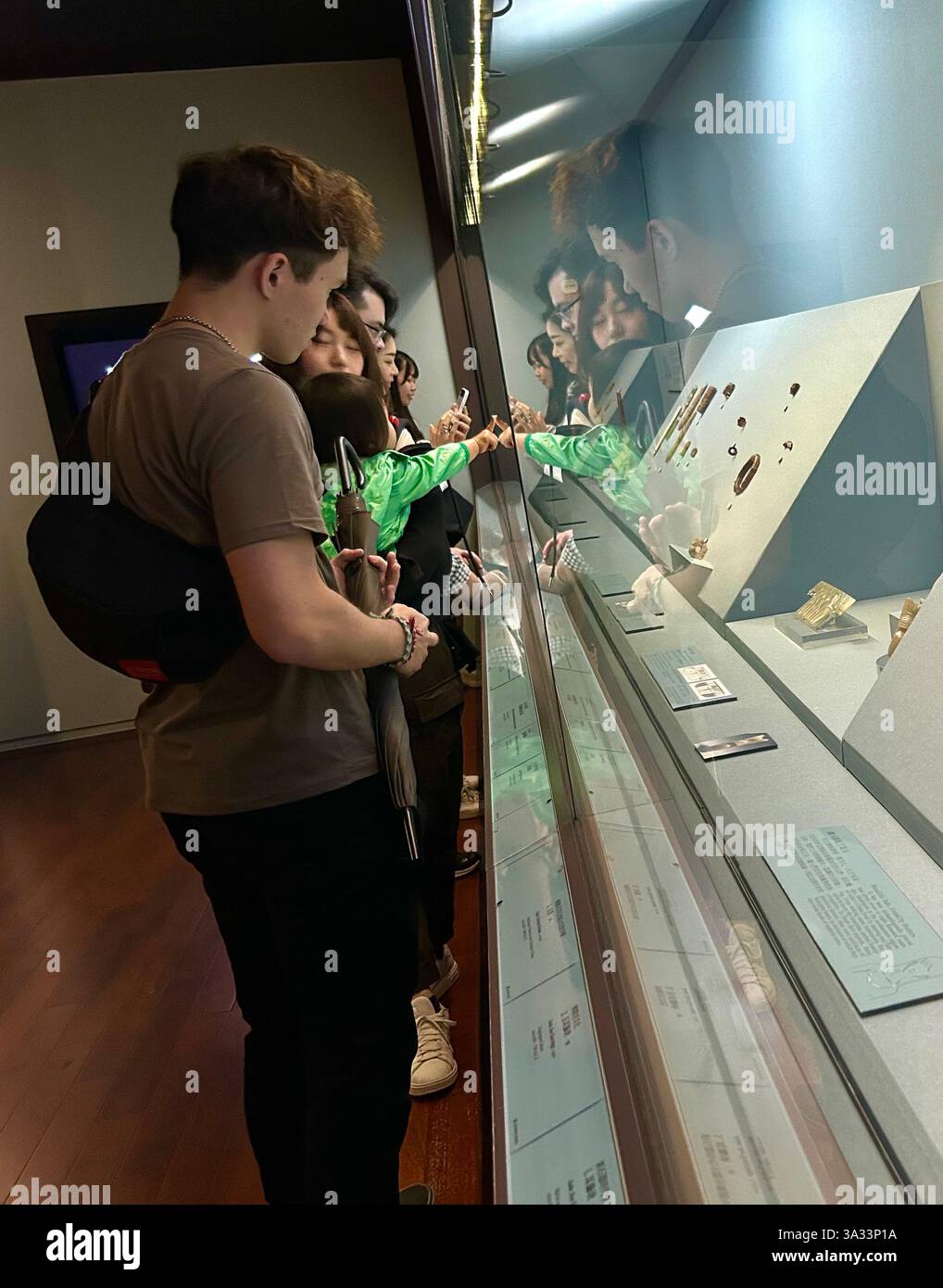 Taipei, Taiwan, gruppi di giovani, turisti che visitano il Museo Nazionale di Taiwan, la Collezione d'Arte storica Cinese Asiatica, esposizione di gioielli - Immagine stock catturata con smartphone