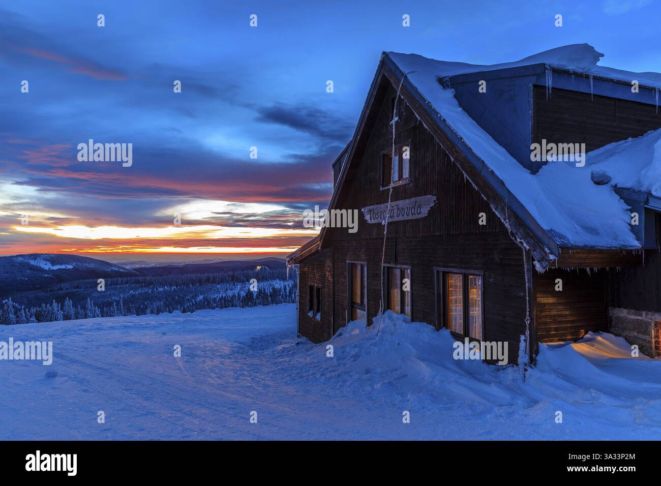Wossecker Baude al crepuscolo in un giorno d'inverno, Harrachsdorf nelle Montagne dei Giganti, Repubblica Ceca, Europa Foto Stock