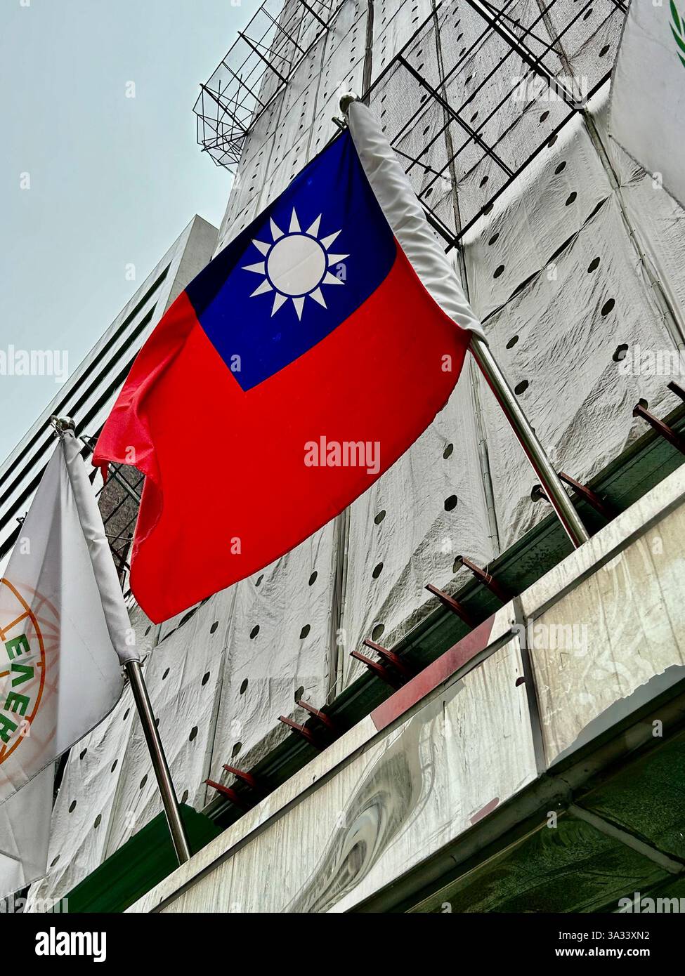 Taipei, Taiwan, primo piano, bandiera taiwanese in mostra sulla facciata dell'edificio, hotel, vista esterna, centro città, angolo basso, fronte, bandiera taiwan taipei - Immagine stock catturata con smartphone