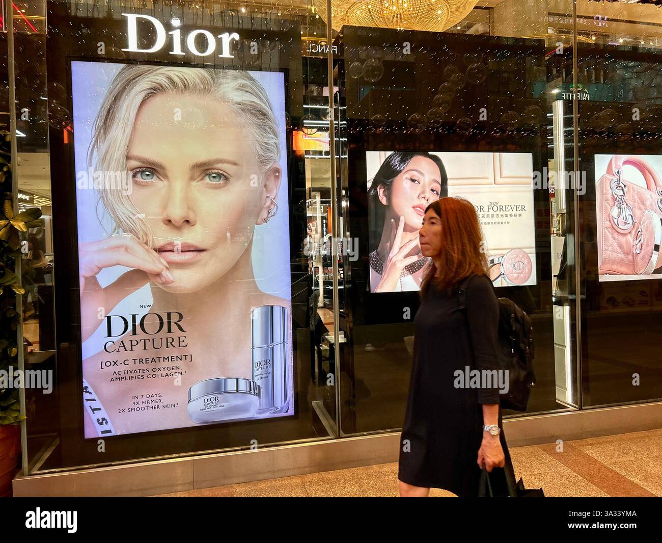 Taipei, Taiwan, persone, donne che camminano, poster pubblicitario di fronte a Dior, negozi, grandi magazzini taiwanesi, - Immagine stock catturata con smartphone