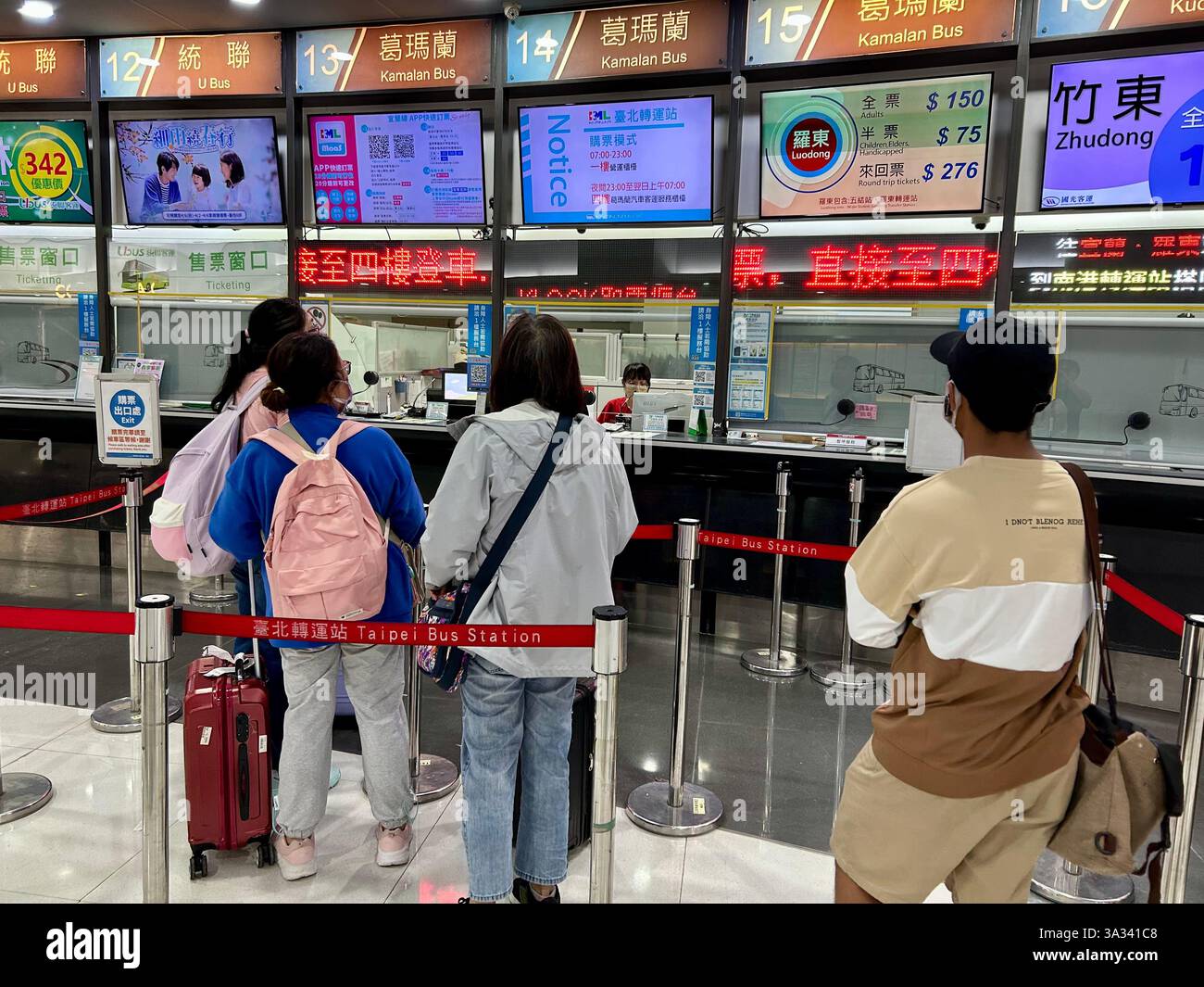 Taipei, Taiwan, gente affollata, turisti, in attesa di acquistare i biglietti per viaggi in autobus a lunga distanza, ufficio, stazione degli autobus di Taipei, Queuing - Immagine stock catturata con smartphone