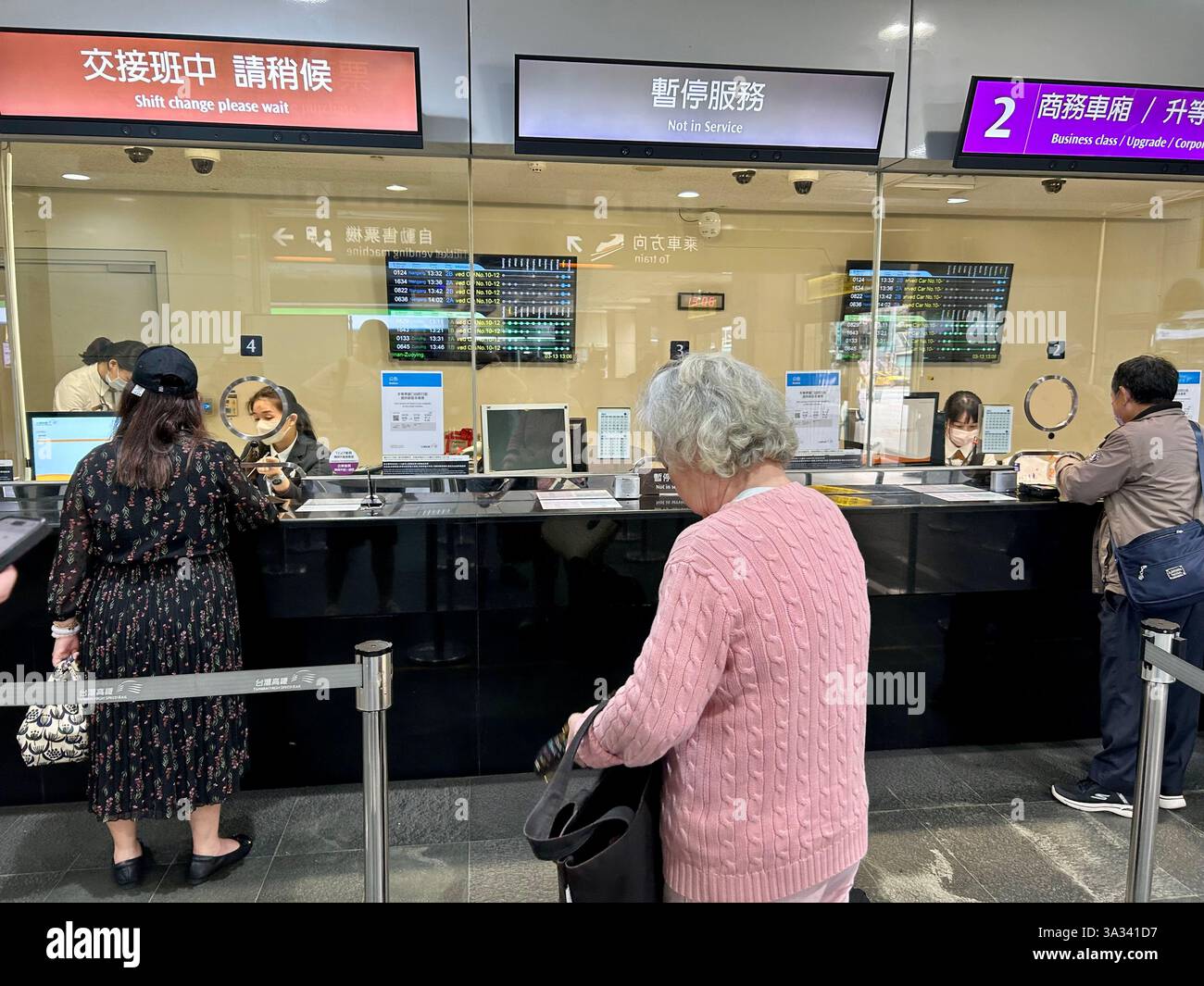 Taipei, Taiwan, gente affollata, in attesa di acquistare i biglietti per viaggi in autobus a lunga distanza, ufficio, stazione degli autobus di Taipei - Immagine stock catturata con smartphone