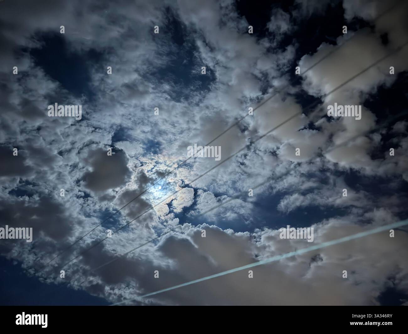 Cielo notturno spettacolare con la luna che sbircia tra nuvole - Immagine stock catturata con smartphone