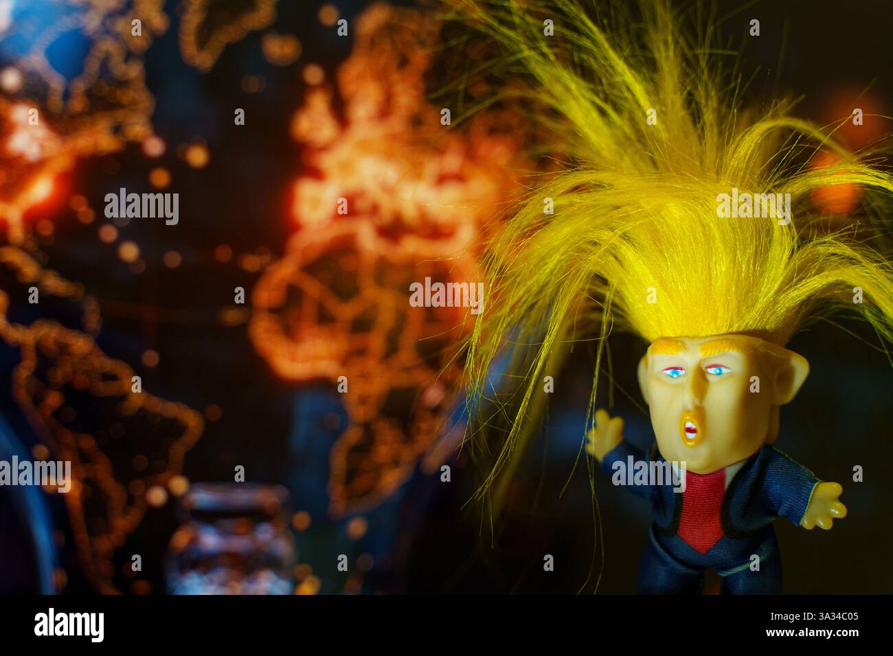 Bobruisk, Bielorussia - 6 marzo 2025: La figura dai colori vivaci simboleggia un leader politico sullo sfondo di una mappa mondiale. Foto Stock