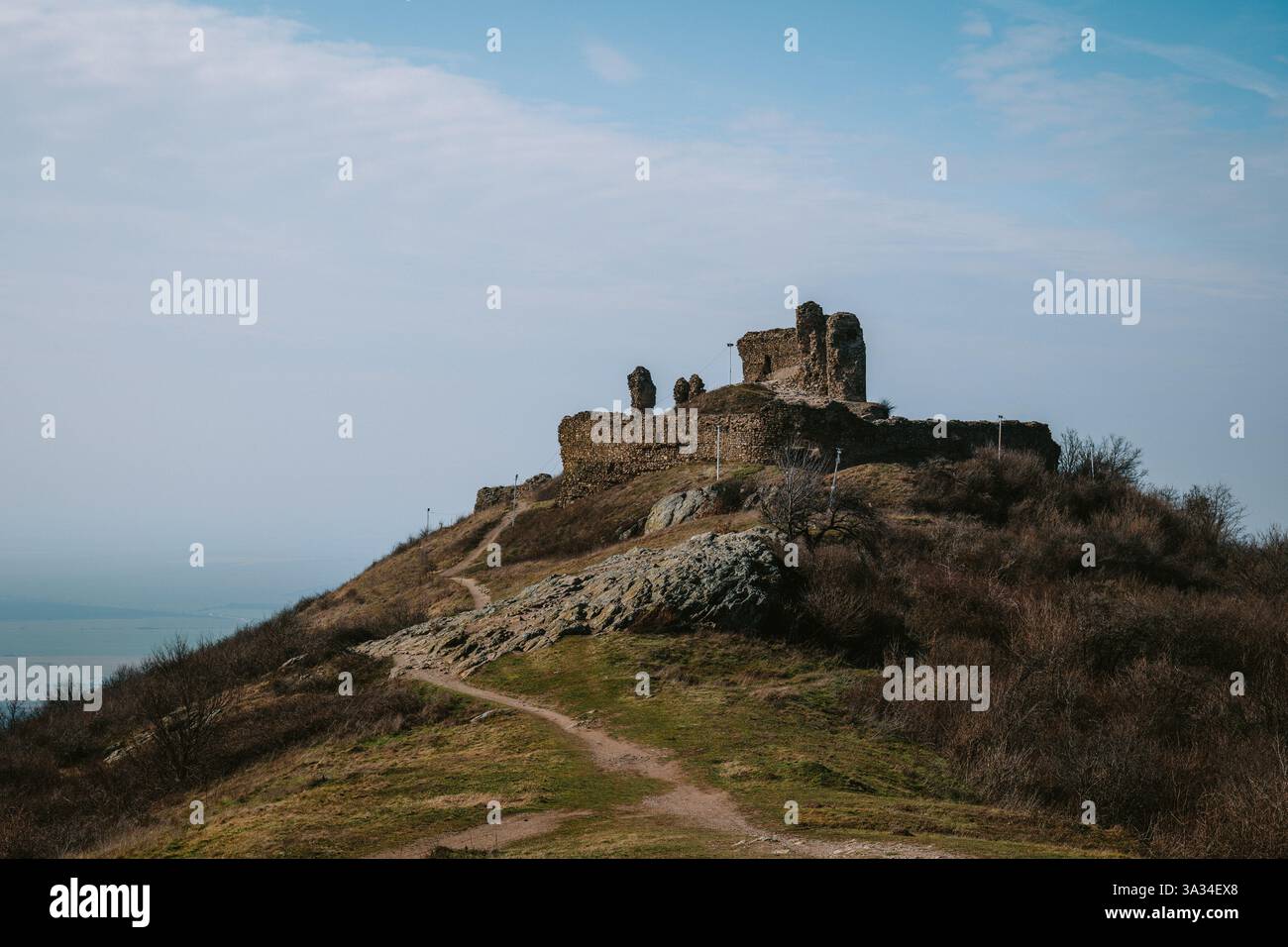26.02.2025 Siria, Contea di Arad, Romania. Rovine del castello o della fortezza siriana in cima alla collina. Giornata nuvolosa, niente gente. Foto Stock