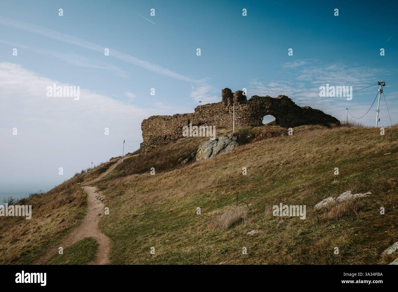 26.02.2025 Siria, Contea di Arad, Romania. Rovine del castello o della fortezza siriana in cima alla collina. Giornata nuvolosa, niente gente. Foto Stock