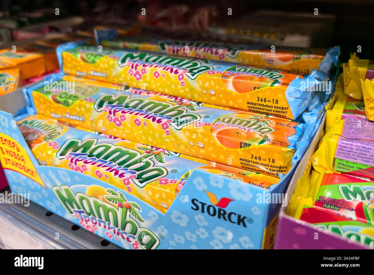 Bobruisk, Bielorussia - 2 marzo 2025: Caramelle di frutta confezionate in modo luminoso disposte su uno scaffale del negozio, che presentano una varietà di sapori. Foto Stock