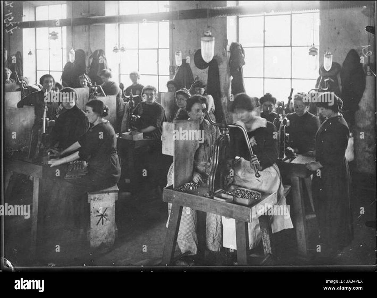 Fughe e acciaierie della Marina militare e Homécourt - officina di assemblaggio razzi 24 x 31 - compressione polveri - Saint - Chamond - Foto Stock