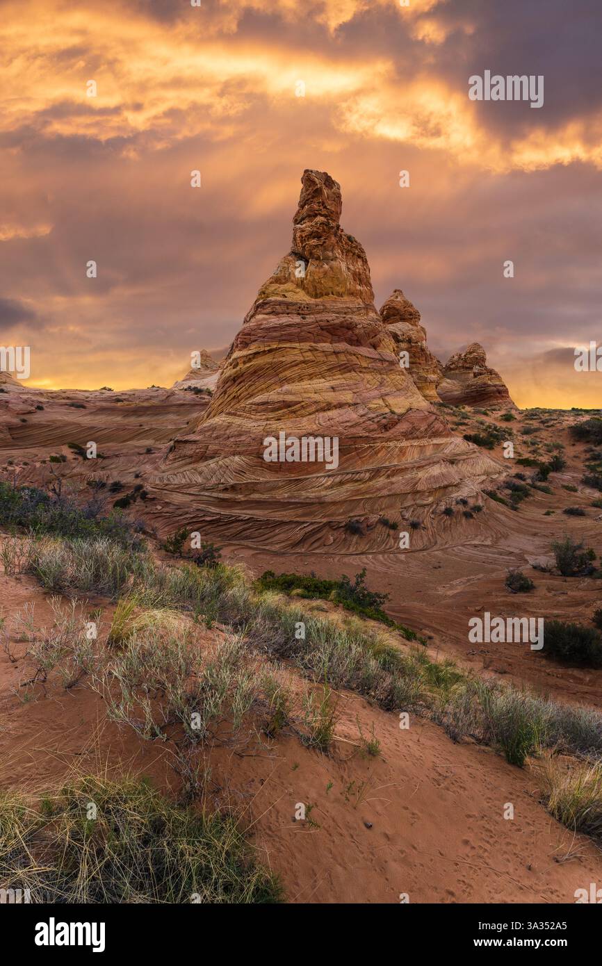 Un tramonto ardente illumina le formazioni rocciose a strati di Coyote Buttes nel Paria Canyon-Vermilion Cliffs Wilderness, Arizona, mettendo in evidenza il vib Foto Stock