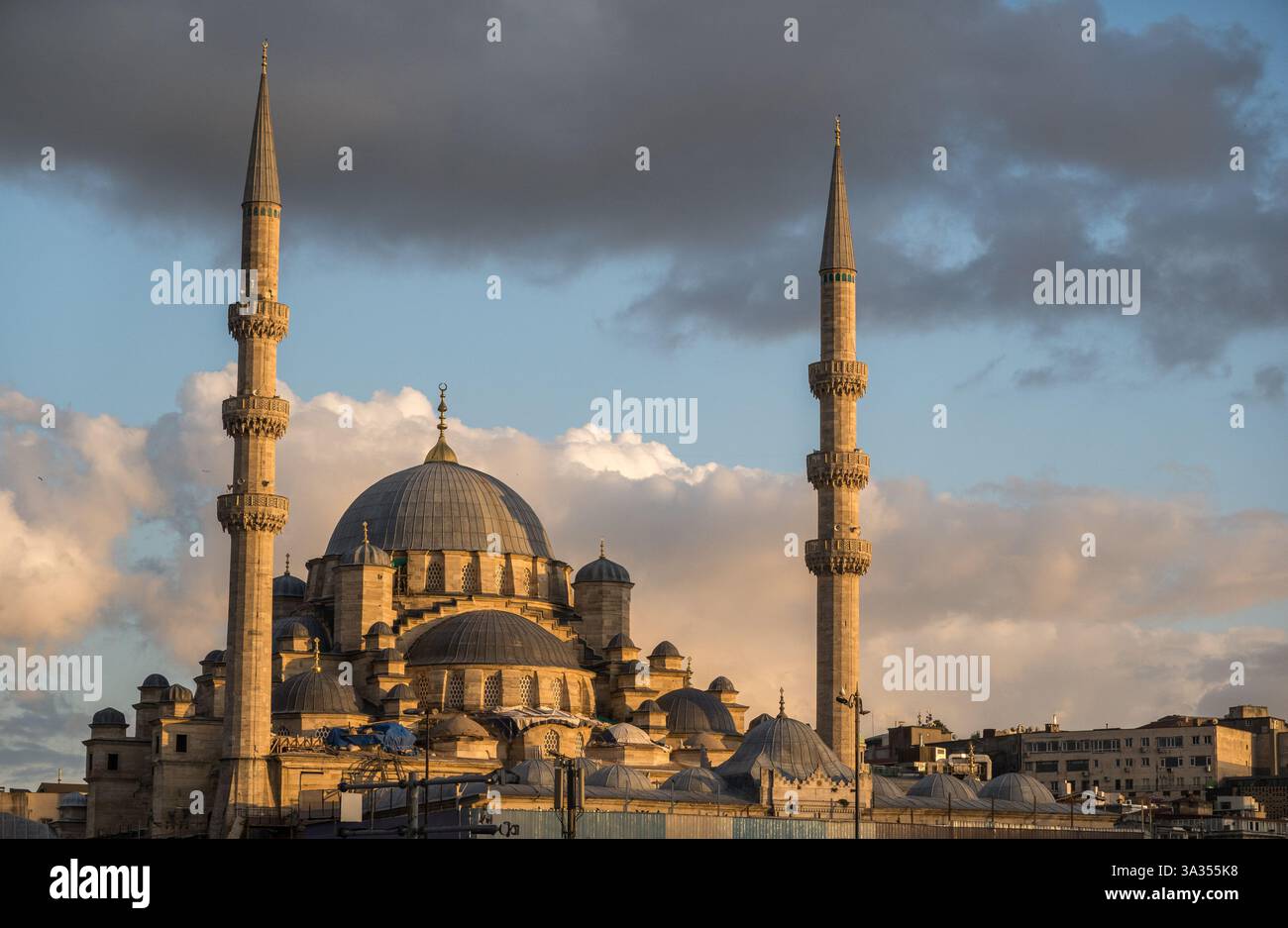 Vista maestosa di una moschea storica di Istanbul, catturata sotto un cielo scintillante al tramonto. La grandiosità architettonica e il significato culturale del Foto Stock