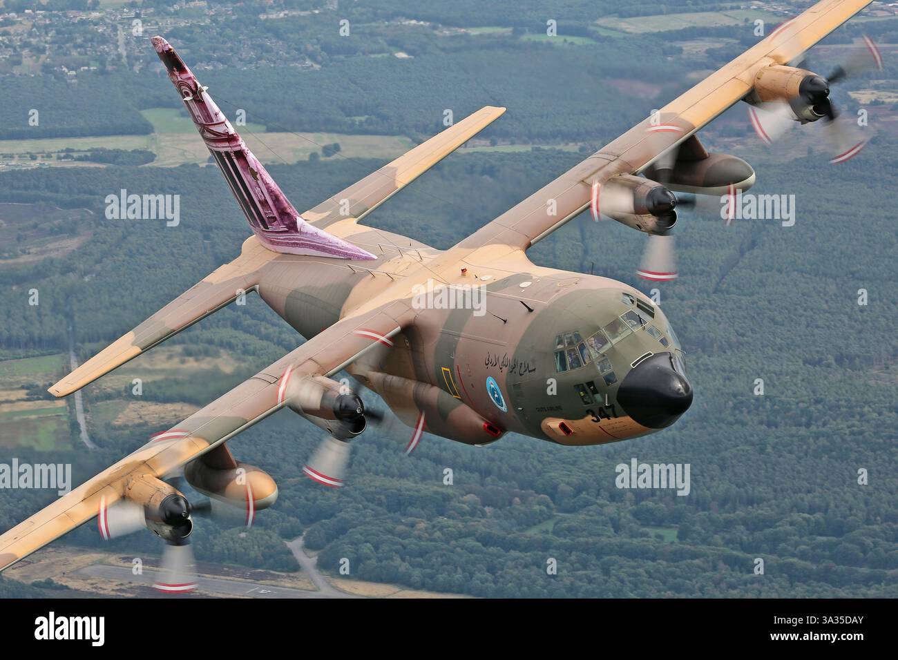Il Lockheed C-130H Hercules della Royal Jordanian Air Force, Reg 347, è un velivolo da trasporto tattico con vernice mimetica con coda di Petra. Viene utilizzato per il trasporto aereo, il trasporto merci e l'estrazione delle truppe. Foto Stock