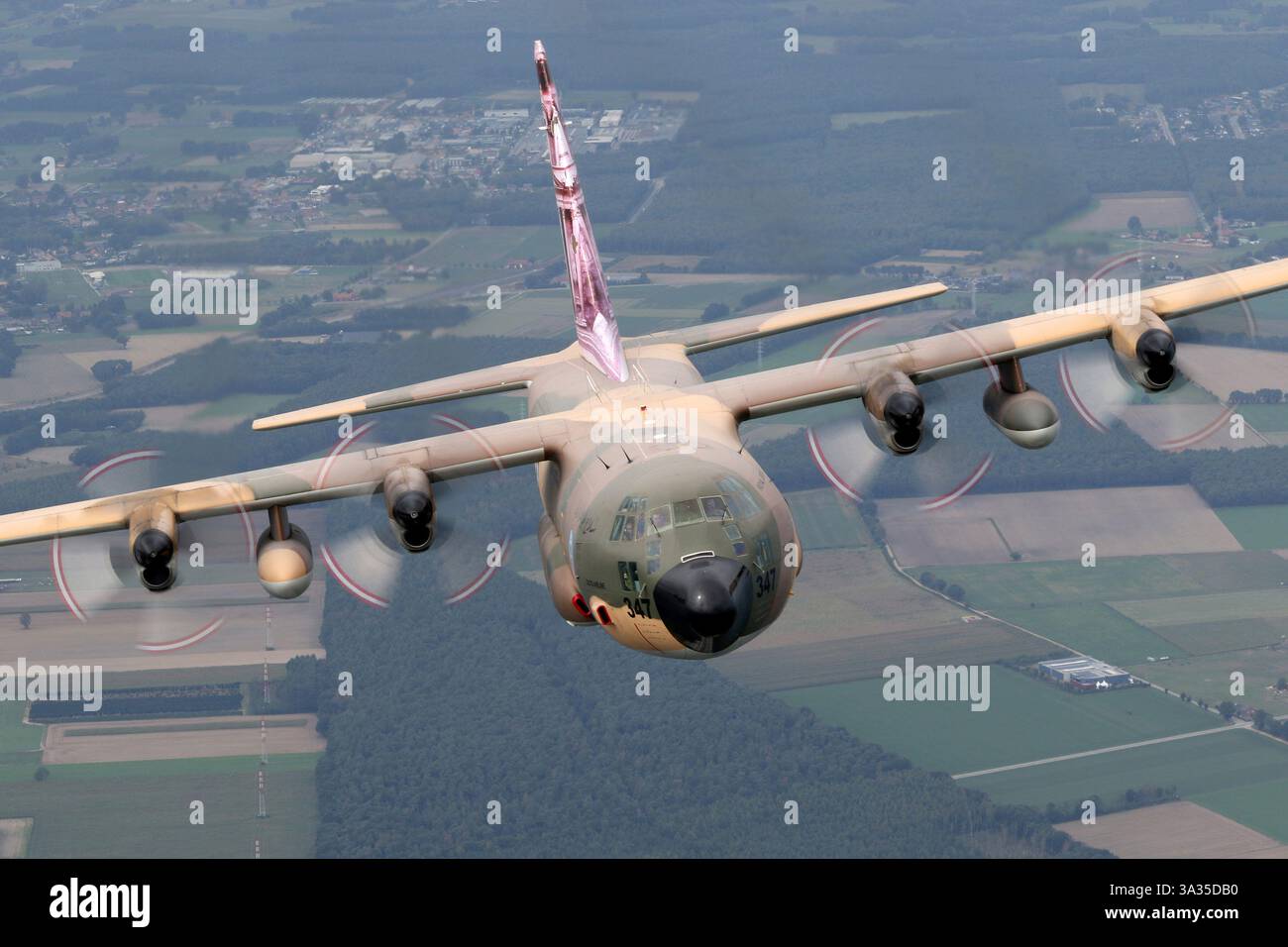 Il Royal Jordanian Air Force Lockheed C-130H Hercules, Reg 347, è un aereo da trasporto tattico con una livrea mimetica con coda di Petra. È progettato per missioni militari e umanitarie, tra cui il trasporto di merci e il supporto aereo. Foto Stock