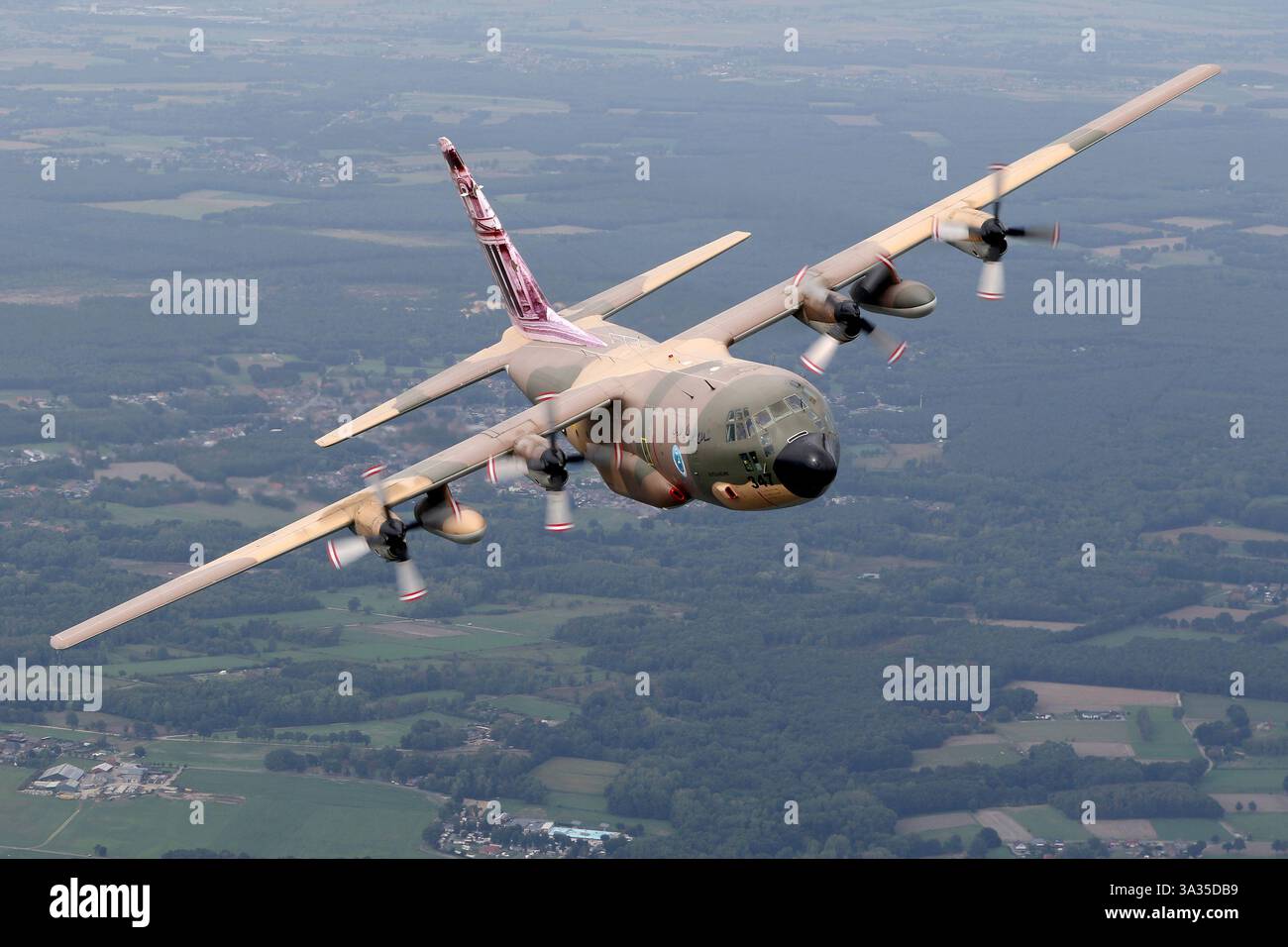 Il Royal Jordanian Air Force Lockheed C-130H Hercules, Reg 347, è un aereo da trasporto tattico con una livrea mimetica con coda di Petra. È utilizzato per operazioni militari e umanitarie, tra cui il trasporto di merci e le missioni di trasporto aereo. Foto Stock