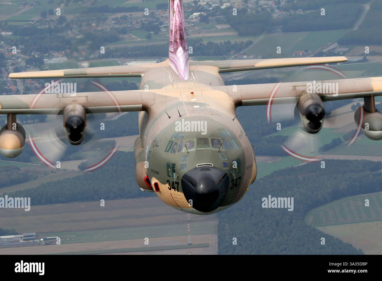 Il Royal Jordanian Air Force Lockheed C-130H Hercules, Reg 347, è un aereo da trasporto tattico caratterizzato da una livrea mimetica e da una coda di Petra. È utilizzato per una varietà di operazioni militari e umanitarie. Foto Stock