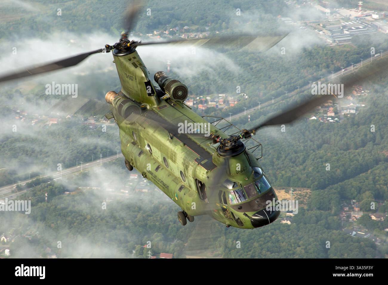 Il Royal Netherlands Air Force CH-47 Chinook, Reg D-667, è un elicottero pesante in grado di trasportare grandi carichi, comprese truppe ed equipaggiamenti. Questo aereo svolge un ruolo cruciale nella logistica militare e nel supporto sul campo di battaglia per il Koninklijke Luchtmacht. Foto Stock