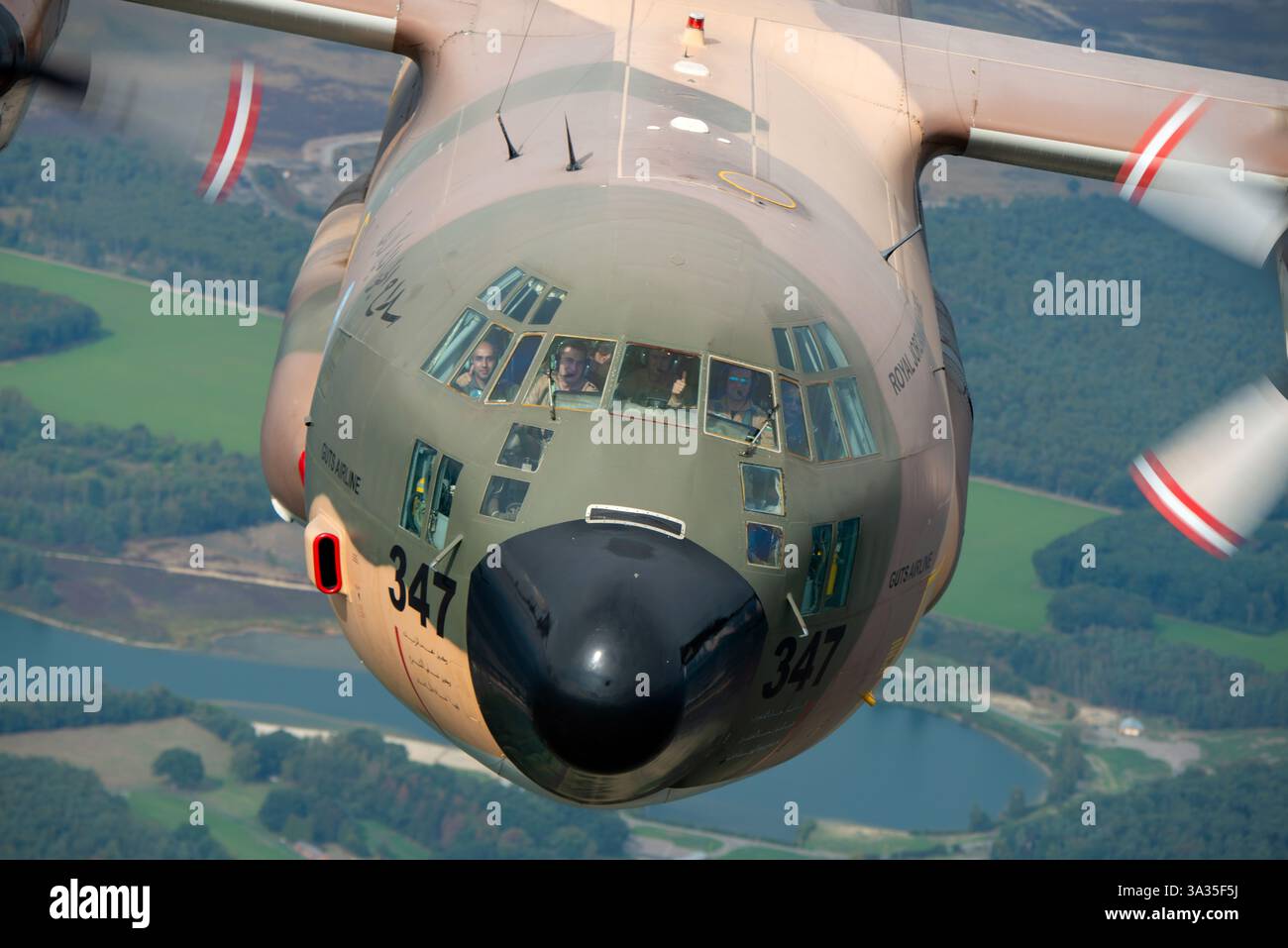 Il Lockheed C-130H Hercules della Royal Jordanian Air Force, Reg 347, è un aereo da trasporto pesante con schema di vernice mimetica. Sostiene una serie di operazioni militari e umanitarie. Foto Stock