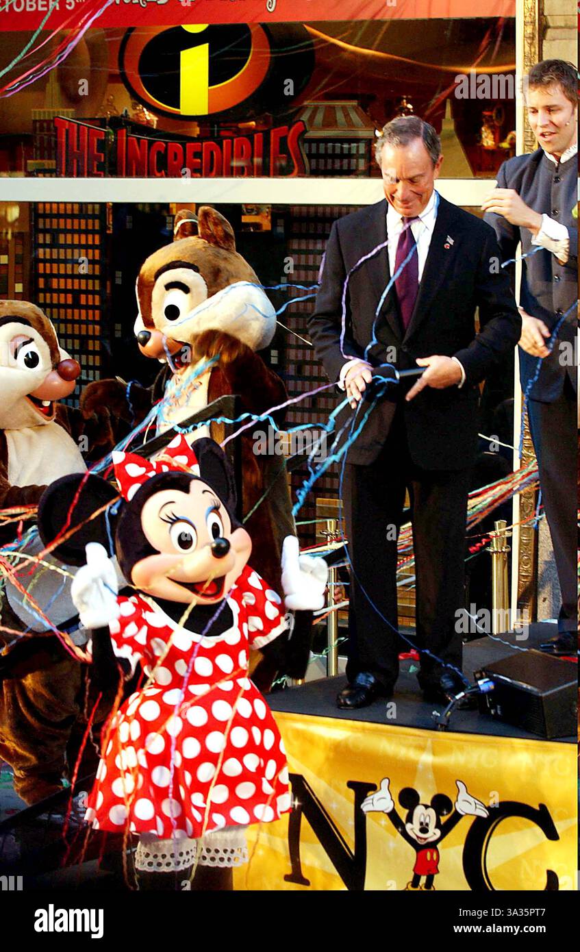 4 OTTOBRE 2004 - K39765AR. CELEBRAZIONE PER LA GRANDE APERTURA DEL FLAGSHIP STORE WORLD OF DISNEY. .711 5TH AVENUE IN 55TH STREET, NEW YORK CITY. ANDREA RENAULT / IN C © 2004.MINNIE MOUSE CON MICHAEL BLOOMBERG (SINDACO DI NEW YORK). CHIP -N- DALE SULLO SFONDO (immagine di credito: © Globe Photos/ZUMAPRESS.com) Foto Stock