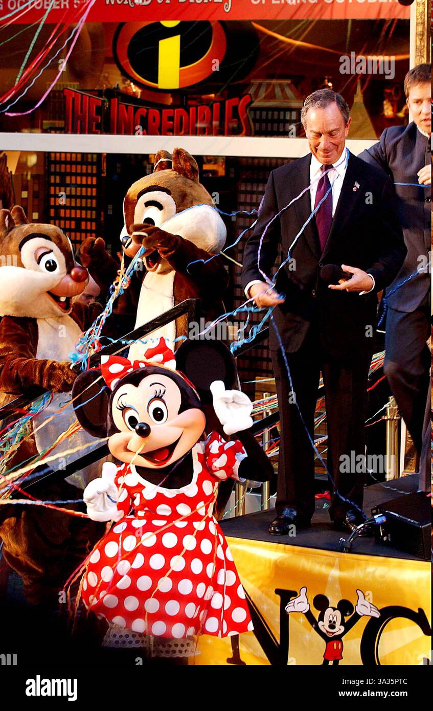 4 OTTOBRE 2004 - K39765AR. CELEBRAZIONE PER LA GRANDE APERTURA DEL FLAGSHIP STORE WORLD OF DISNEY. .711 5TH AVENUE IN 55TH STREET, NEW YORK CITY. ANDREA RENAULT / IN C © 2004.MINNIE MOUSE CON MICHAEL BLOOMBERG (SINDACO DI NEW YORK). CHIP -N- DALE SULLO SFONDO (immagine di credito: © Globe Photos/ZUMAPRESS.com) Foto Stock