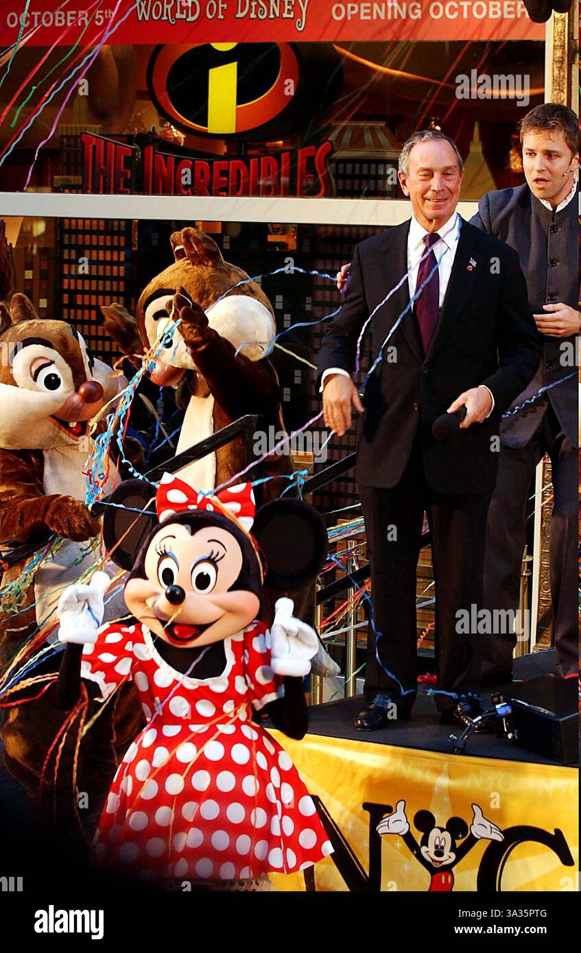 4 OTTOBRE 2004 - K39765AR. CELEBRAZIONE PER LA GRANDE APERTURA DEL FLAGSHIP STORE WORLD OF DISNEY. .711 5TH AVENUE IN 55TH STREET, NEW YORK CITY. ANDREA RENAULT / IN C © 2004.MINNIE MOUSE CON MICHAEL BLOOMBERG (SINDACO DI NEW YORK). CHIP -N- DALE SULLO SFONDO (immagine di credito: © Globe Photos/ZUMAPRESS.com) Foto Stock